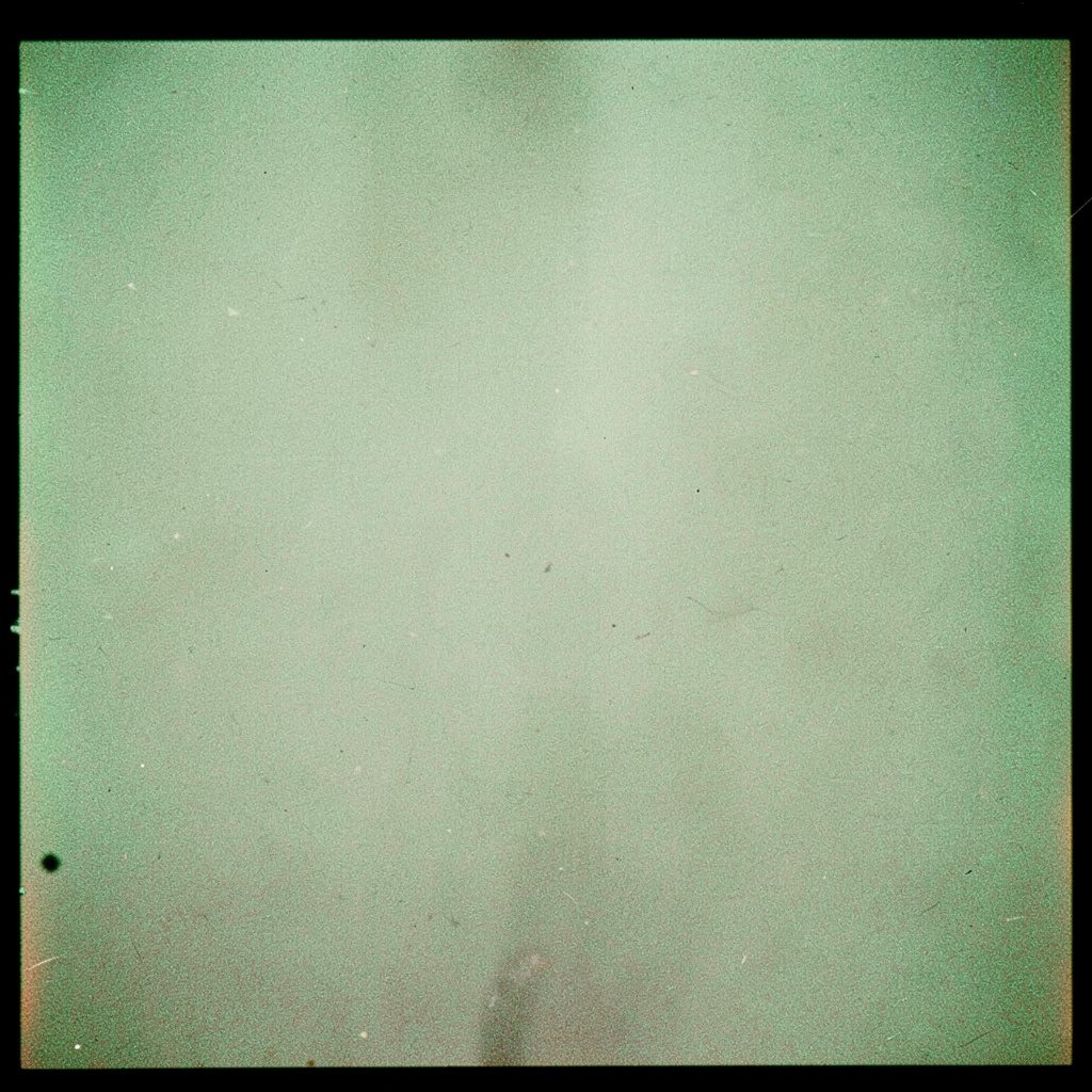 Fotografia analógica com grão visível de uma ilustração em aquarela de um castelo flutuante entre nuvens, em tons pastéis de azul, rosa e dourado, evocando sonho e fantasia.